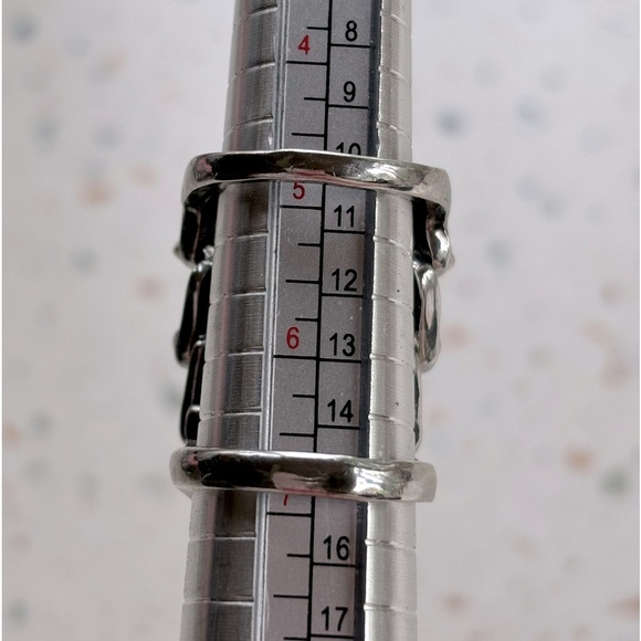 Armor Shield Knuckle Finger Ring in Silver - Picture 10 of 11